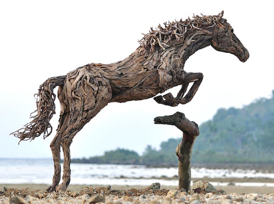 Majestosas esculturas de cavalos com detritos de troncos de madeira por James Doran-Webb 05