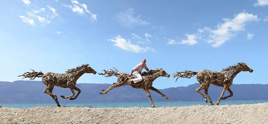 Majestosas esculturas de cavalos com detritos de troncos de madeira por James Doran-Webb 08