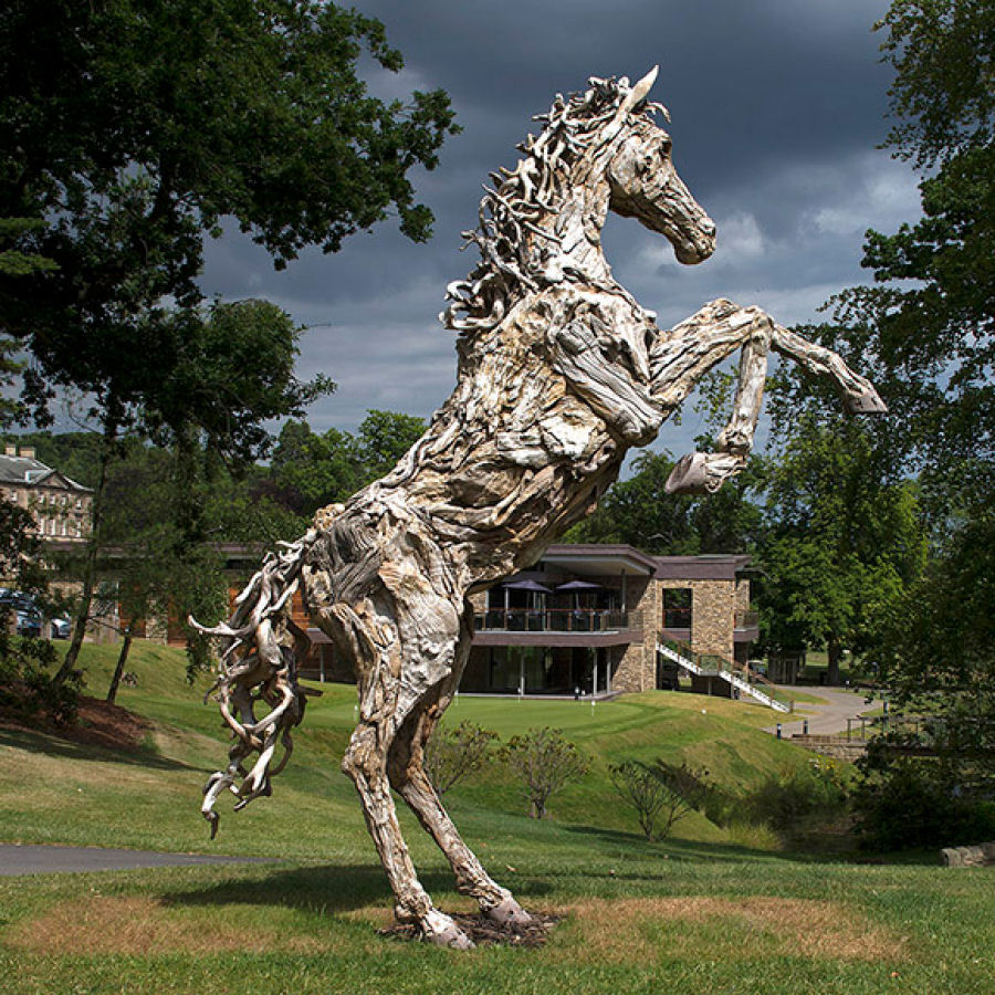 Majestosas esculturas de cavalos com detritos de troncos de madeira por James Doran-Webb 10