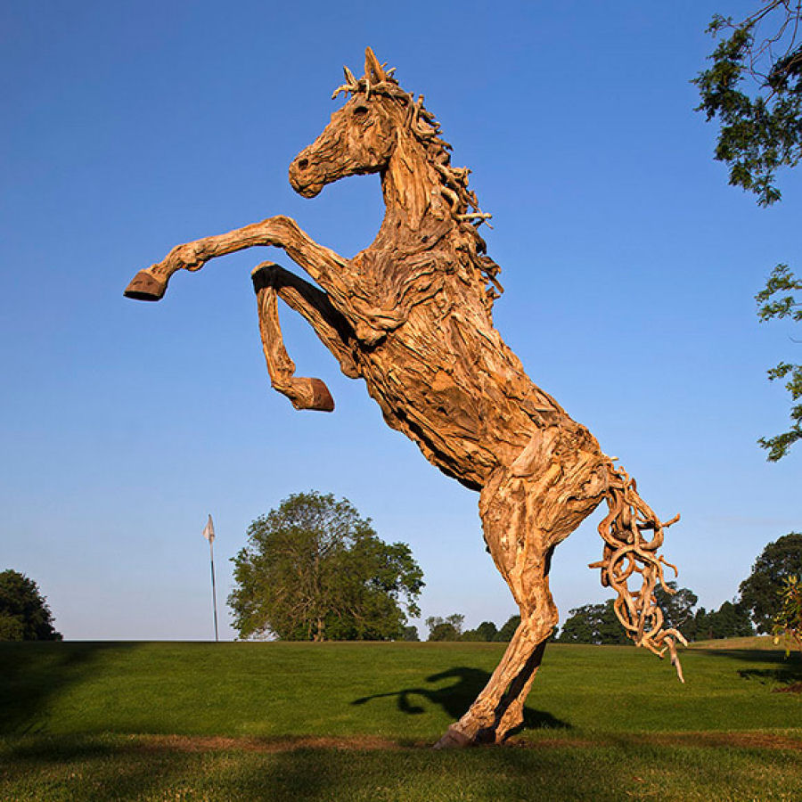 Majestosas esculturas de cavalos com detritos de troncos de madeira por James Doran-Webb 11