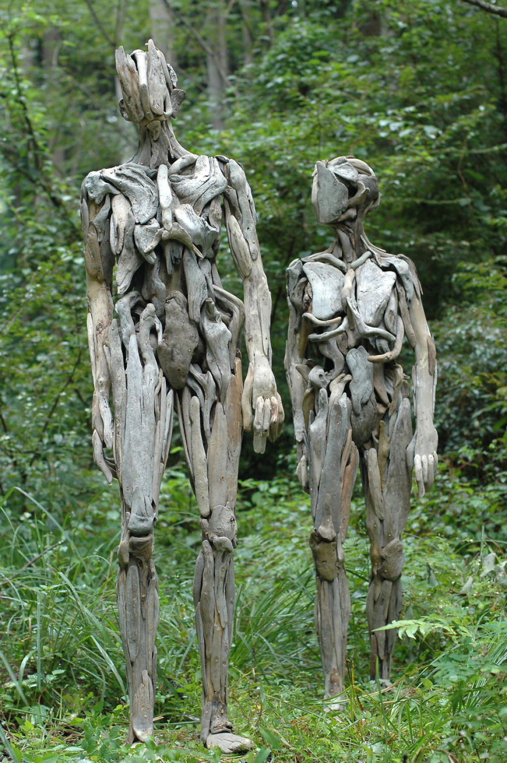 As inquietantes esculturas feitas com detrito de madeira no meio de bosque pelo japons Nagato Iwasaki 01