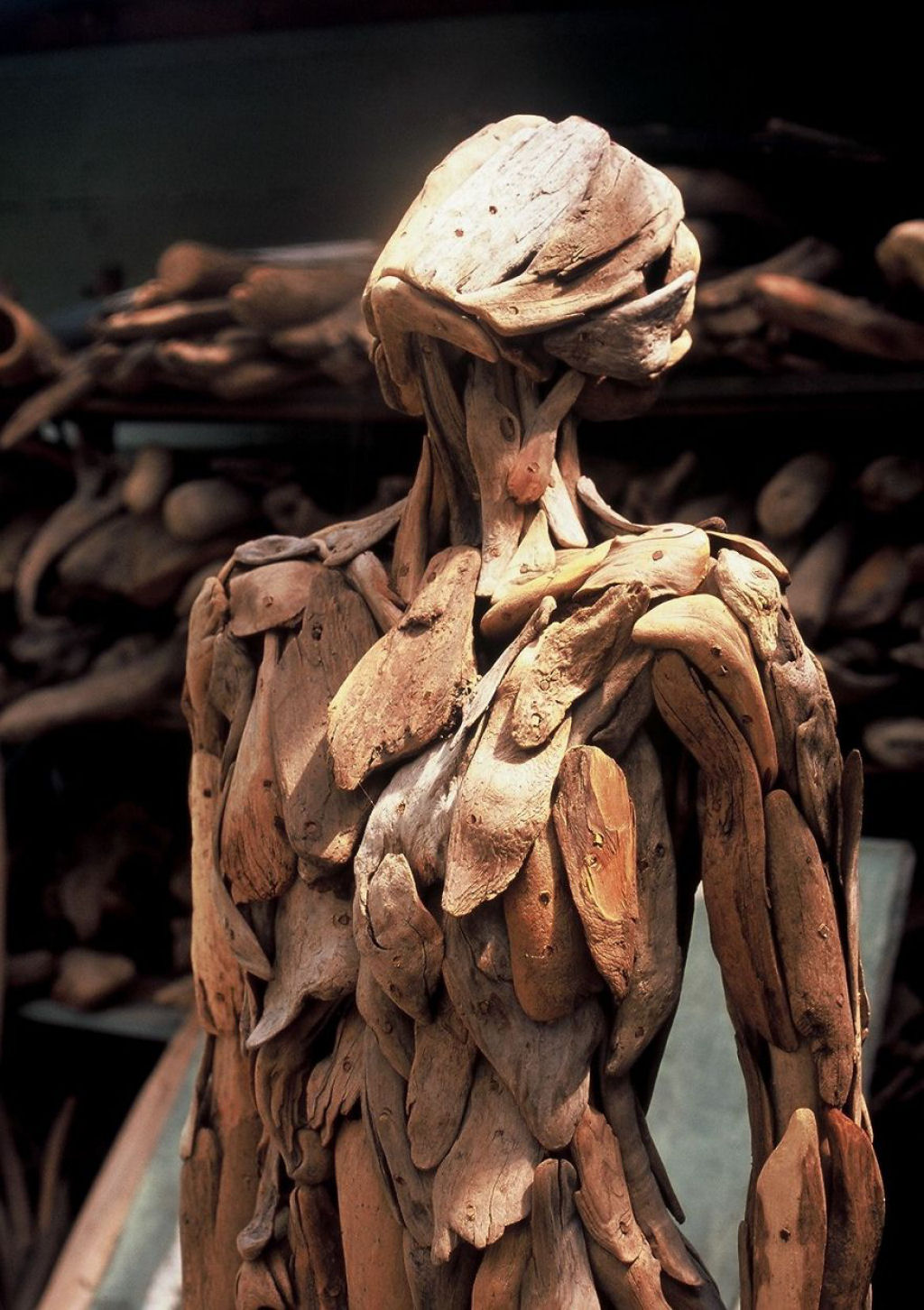 As inquietantes esculturas feitas com detrito de madeira no meio de bosque pelo japons Nagato Iwasaki 02