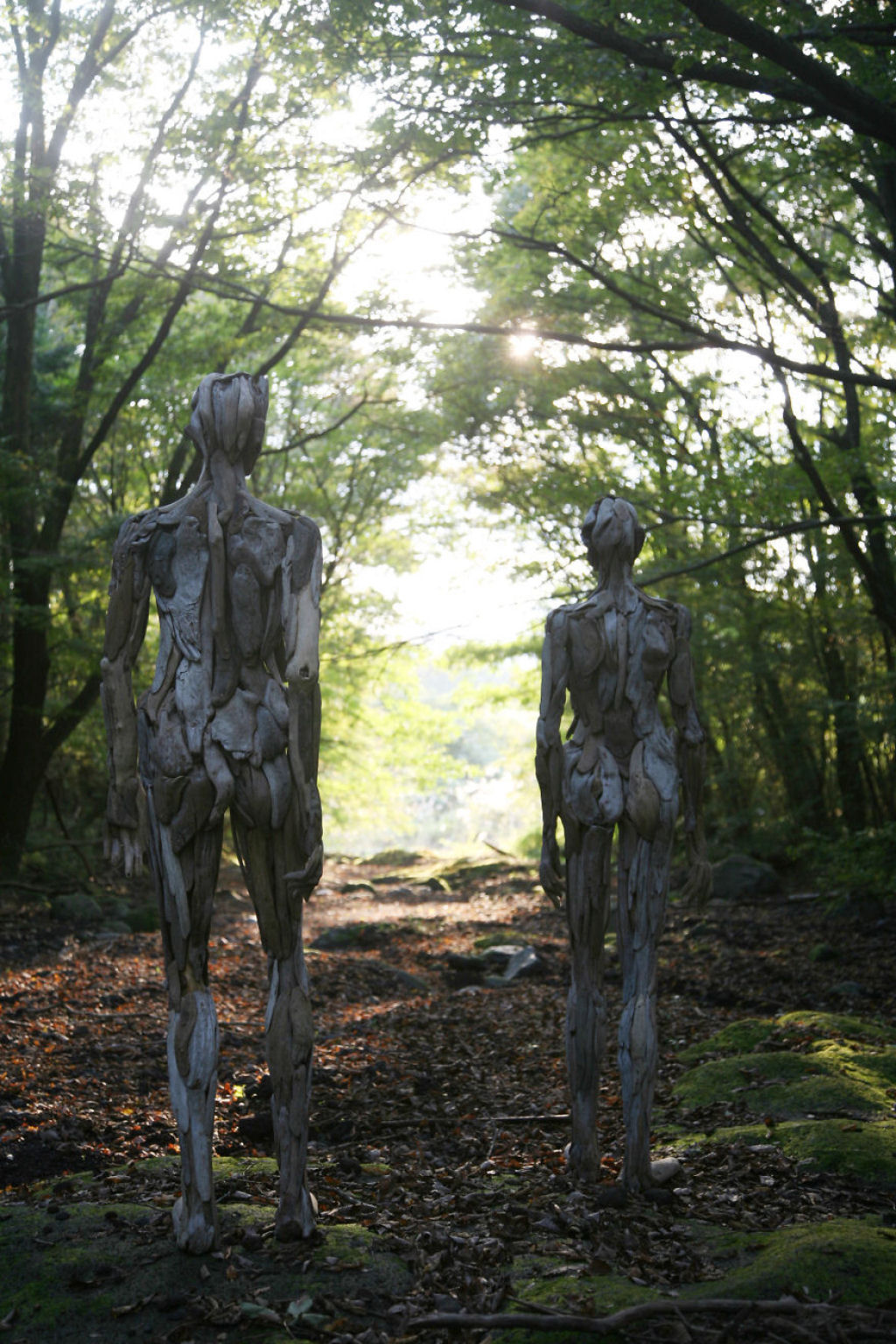 As inquietantes esculturas feitas com detrito de madeira no meio de bosque pelo japons Nagato Iwasaki 03