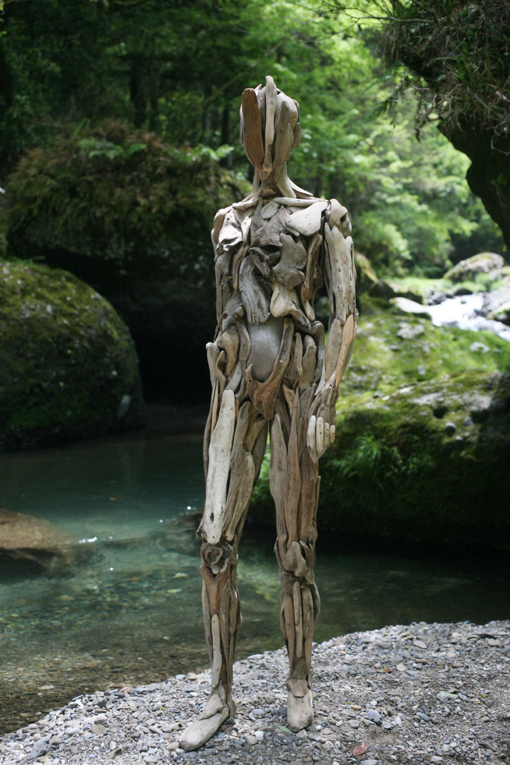 As inquietantes esculturas feitas com detrito de madeira no meio de bosque pelo japons Nagato Iwasaki 04