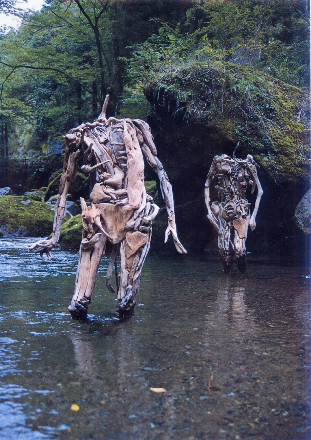 As inquietantes esculturas feitas com detrito de madeira no meio de bosque pelo japons Nagato Iwasaki 05