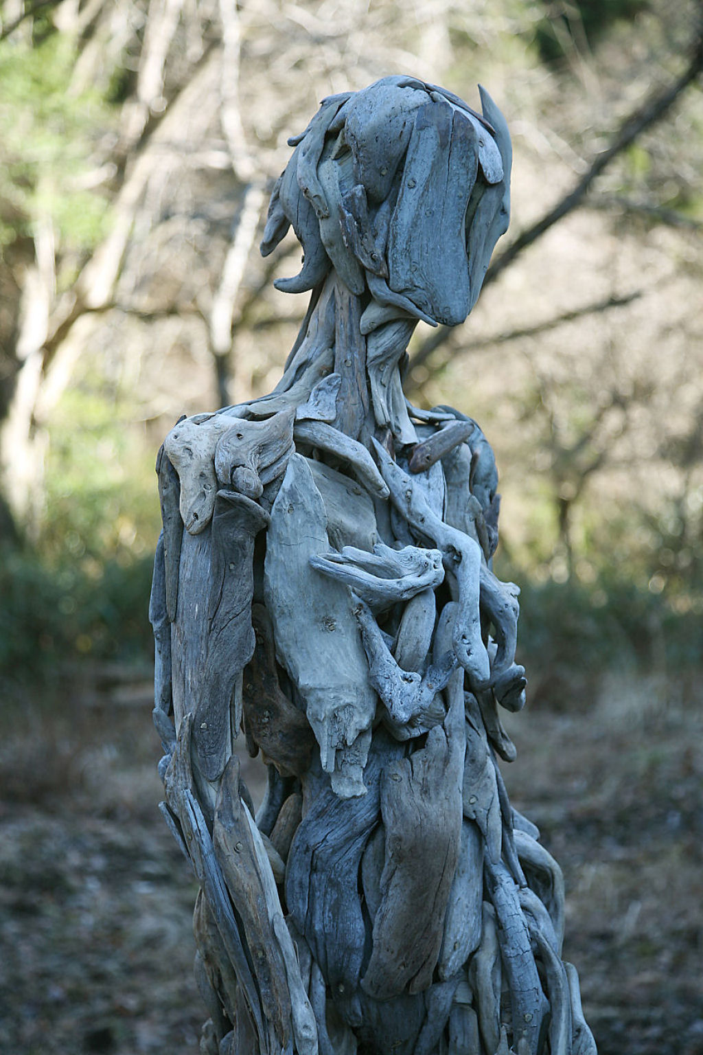 As inquietantes esculturas feitas com detrito de madeira no meio de bosque pelo japons Nagato Iwasaki 06