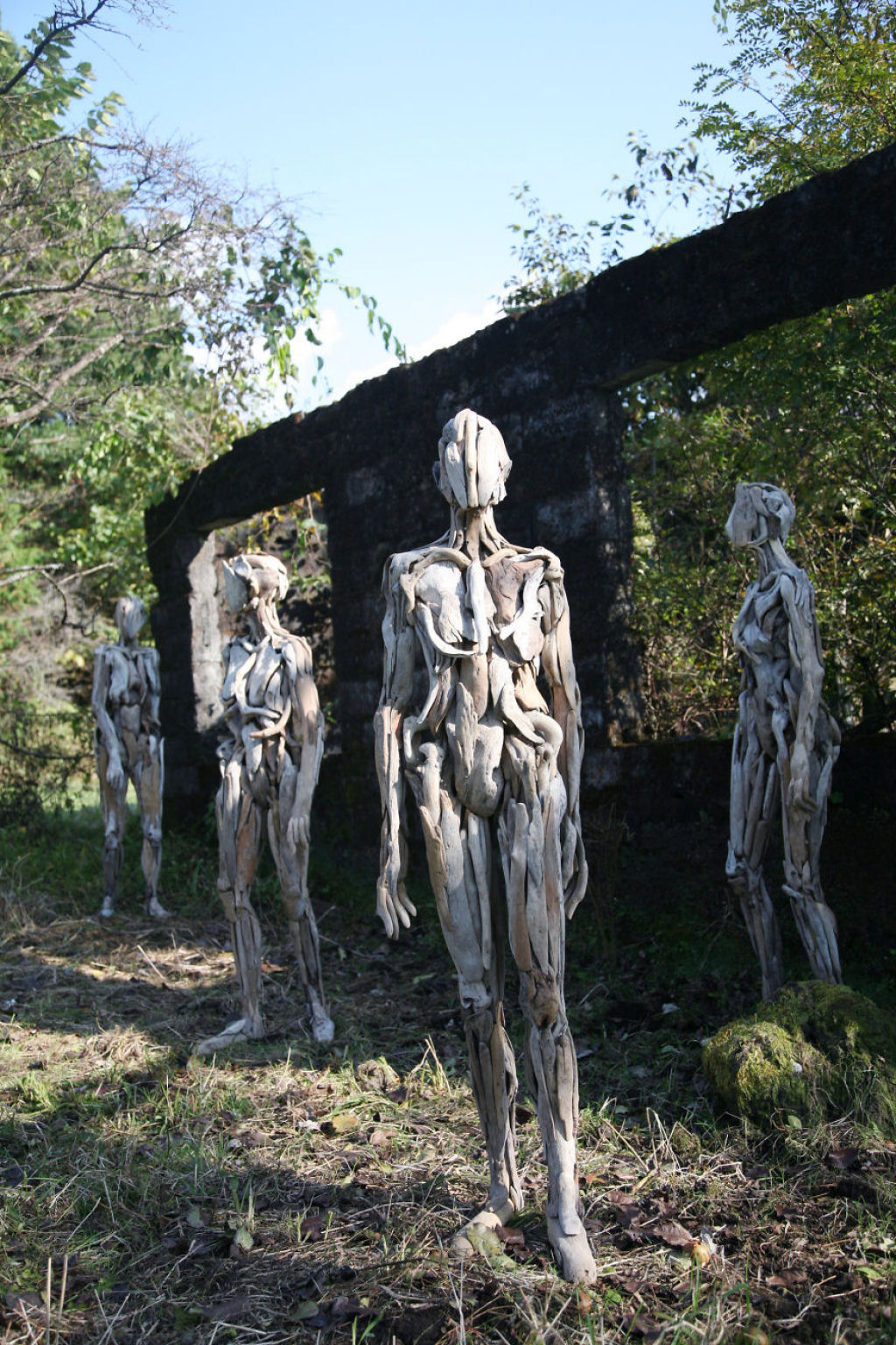 As inquietantes esculturas feitas com detrito de madeira no meio de bosque pelo japons Nagato Iwasaki 07