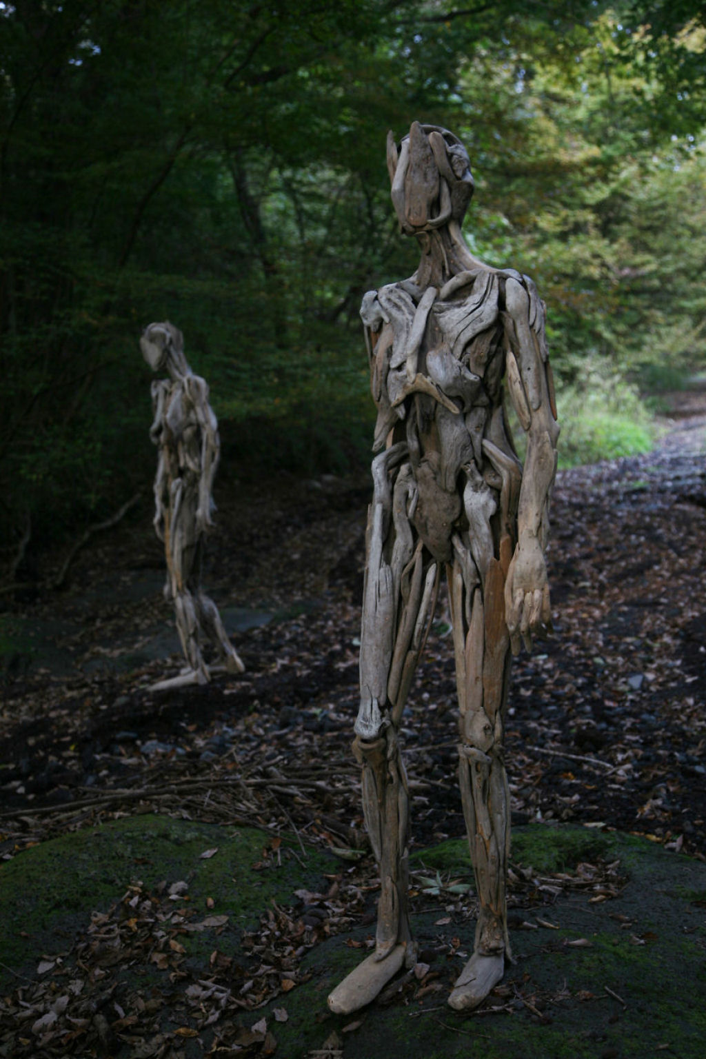 As inquietantes esculturas feitas com detrito de madeira no meio de bosque pelo japons Nagato Iwasaki 09