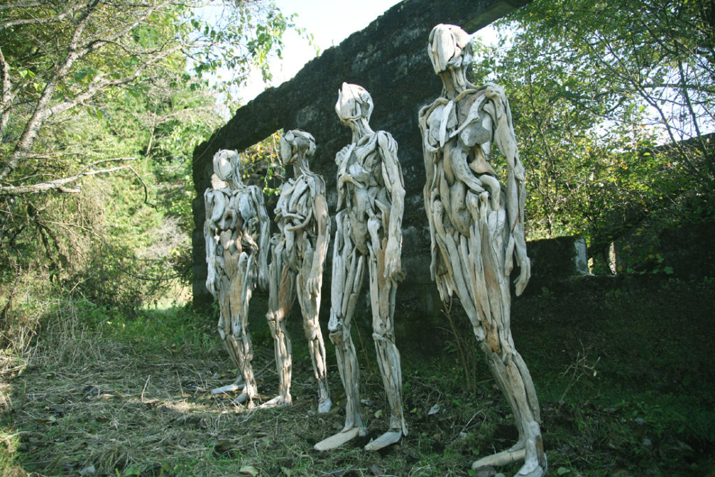 As inquietantes esculturas feitas com detrito de madeira no meio de bosque pelo japons Nagato Iwasaki 10