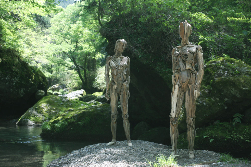 As inquietantes esculturas feitas com detrito de madeira no meio de bosque pelo japons Nagato Iwasaki 11
