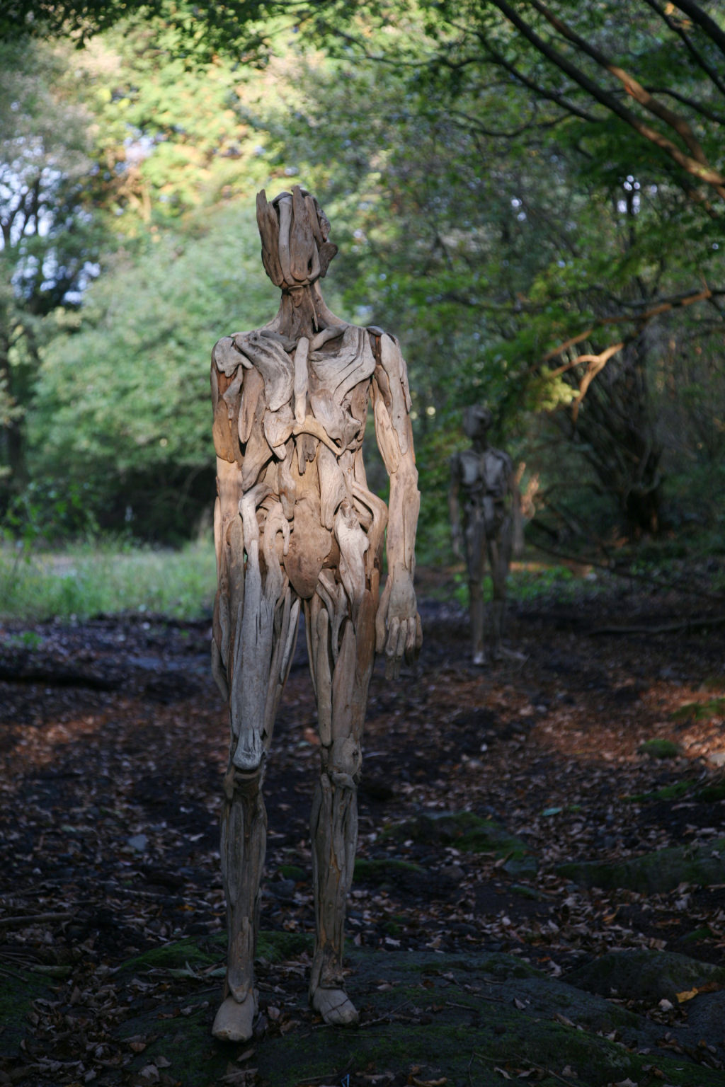 As inquietantes esculturas feitas com detrito de madeira no meio de bosque pelo japons Nagato Iwasaki 13