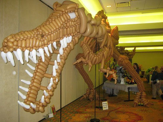 Artista cria dinossauros em escala real com bales inflveis 02
