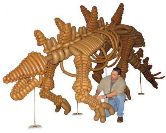 Artista cria dinossauros em escala real com bales inflveis 01