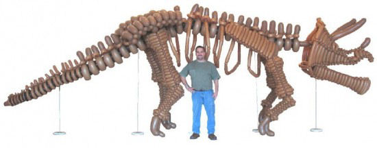 Artista cria dinossauros em escala real com bales inflveis 05
