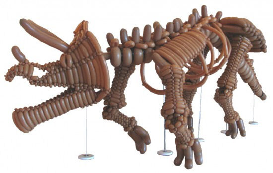 Artista cria dinossauros em escala real com bales inflveis 06