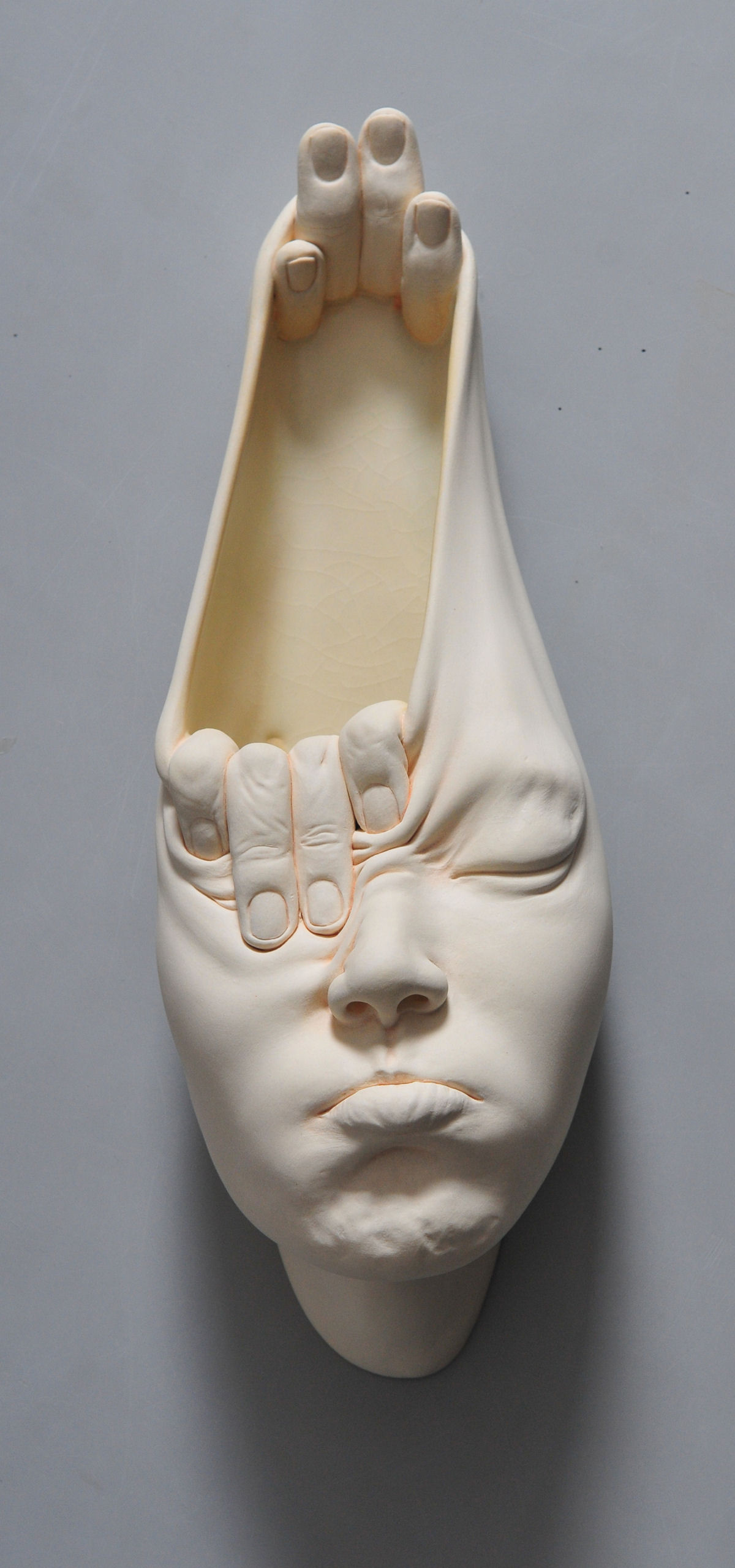 As expressivas esculturas faciais retorcidas de Johnson Tsang 03