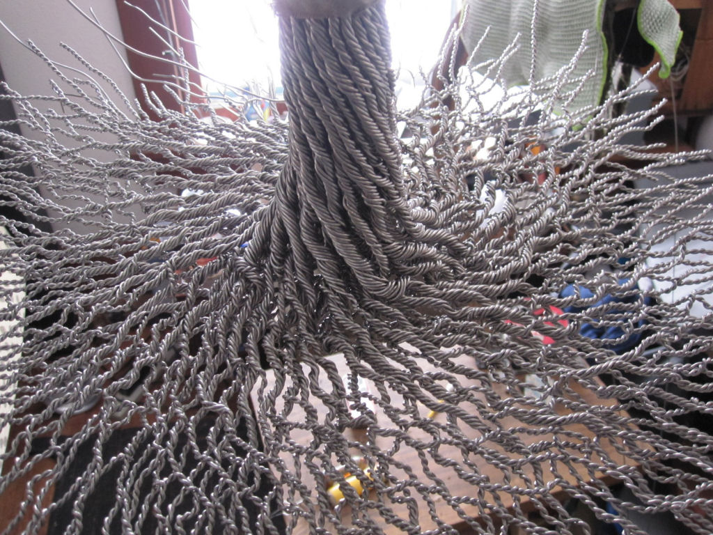 Artista torce fios de alumnio em belas esculturas de rvores 05