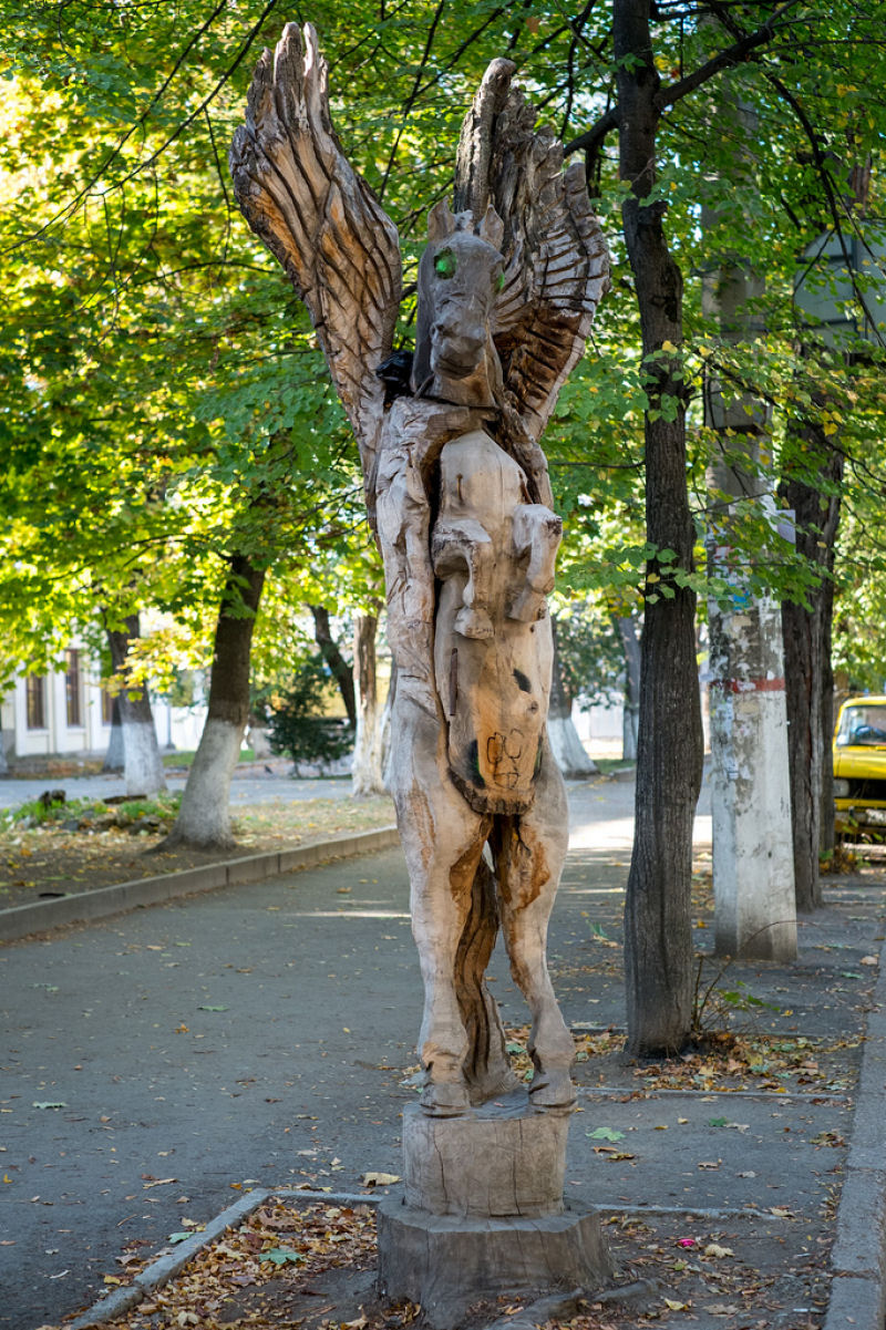 Artista autodidata transforma rvores mortas em bela obras urbanas 06