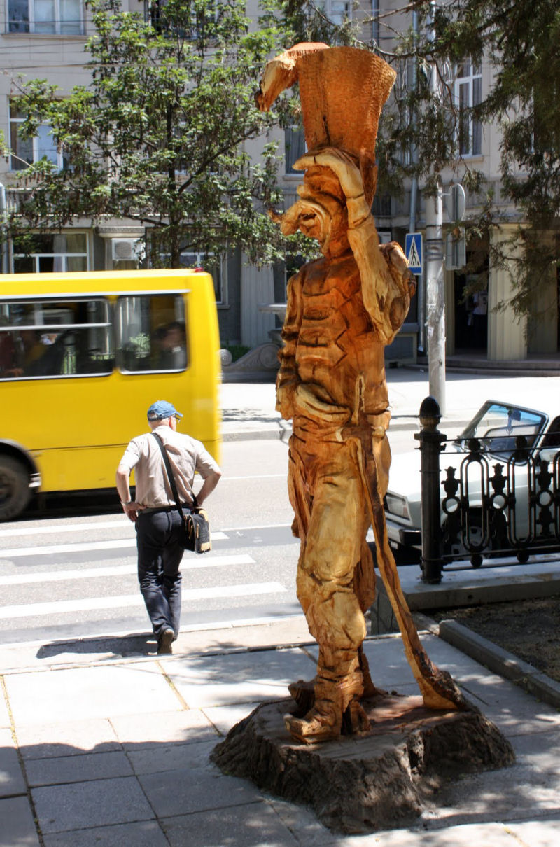 Artista autodidata transforma rvores mortas em bela obras urbanas 20