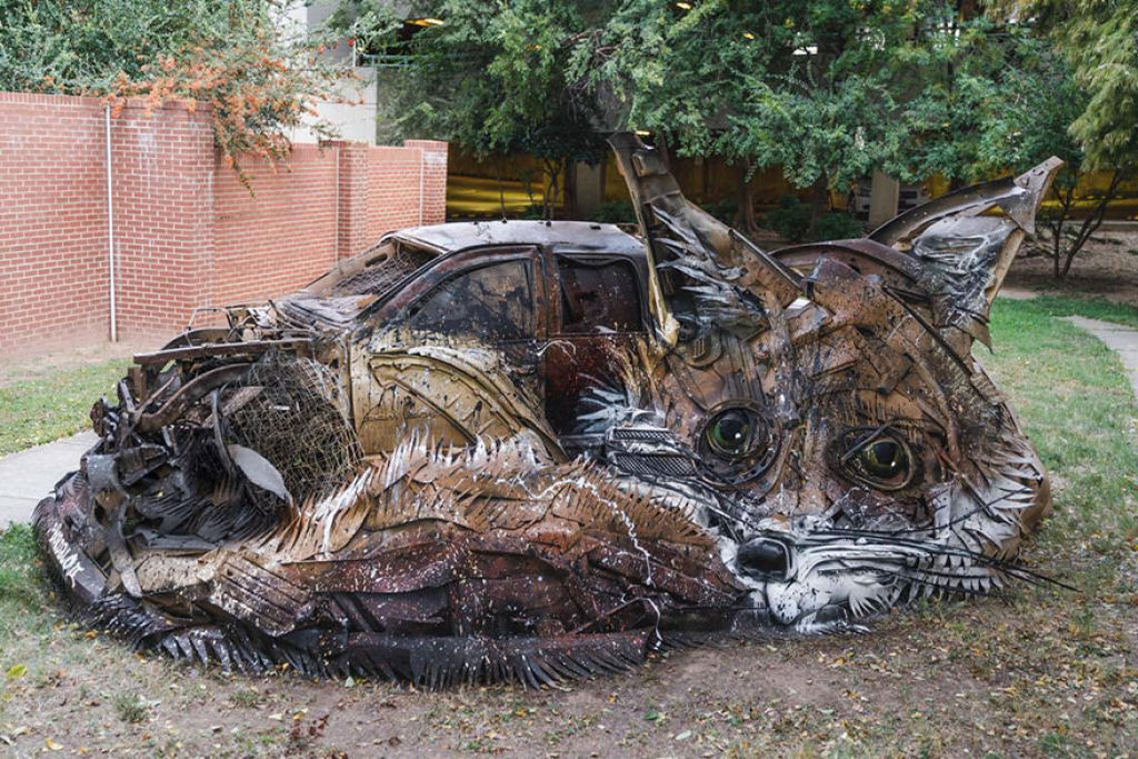 Esculturas animalescas feitas com lixo pelo artista portugus Bordalo II 01