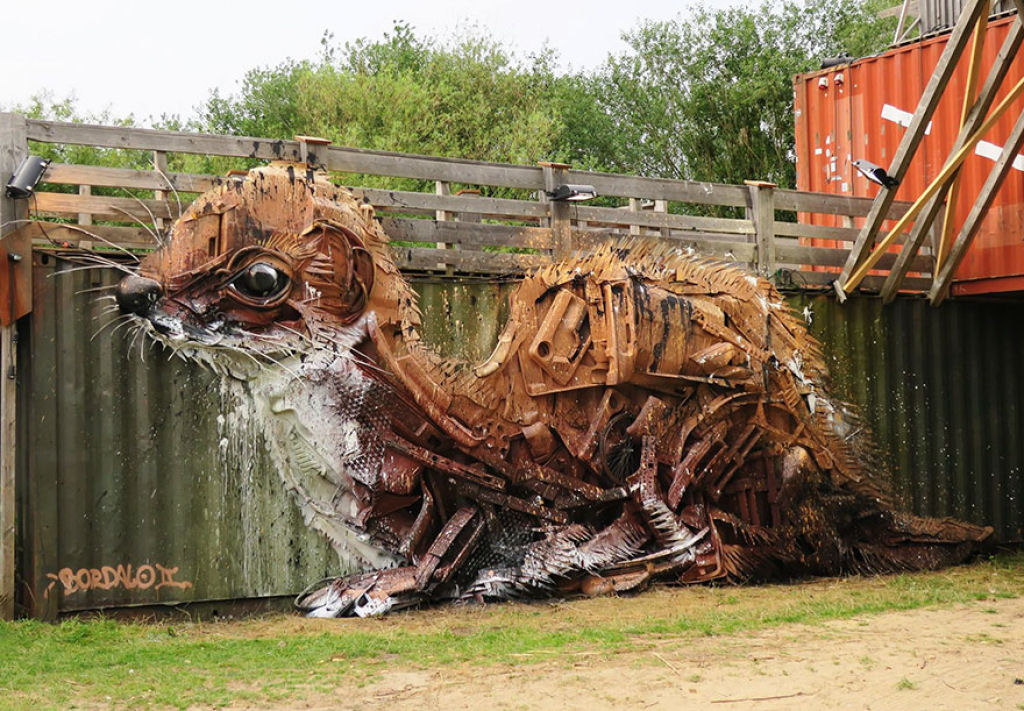 Esculturas animalescas feitas com lixo pelo artista portugus Bordalo II 02