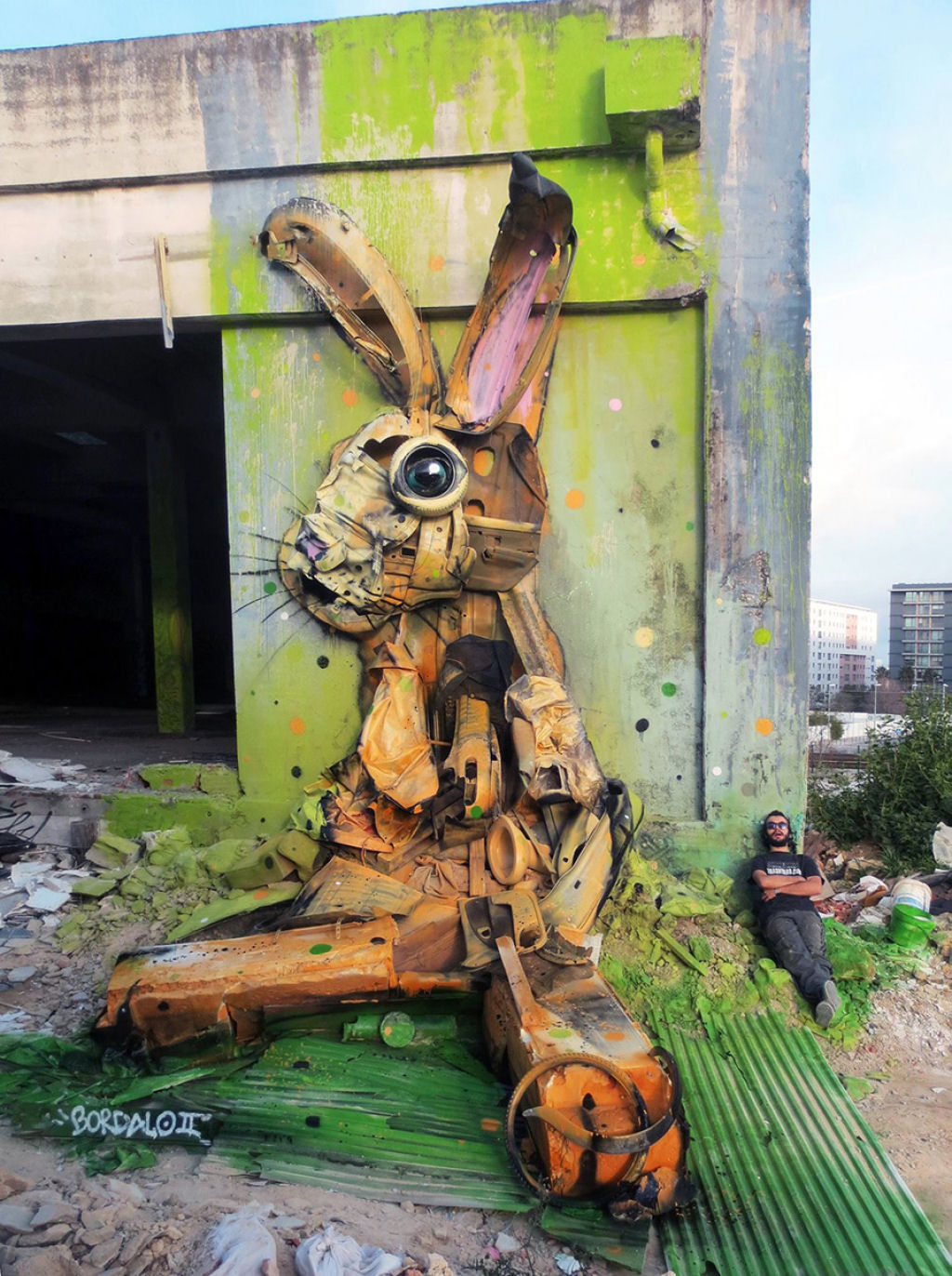 Esculturas animalescas feitas com lixo pelo artista portugus Bordalo II 20