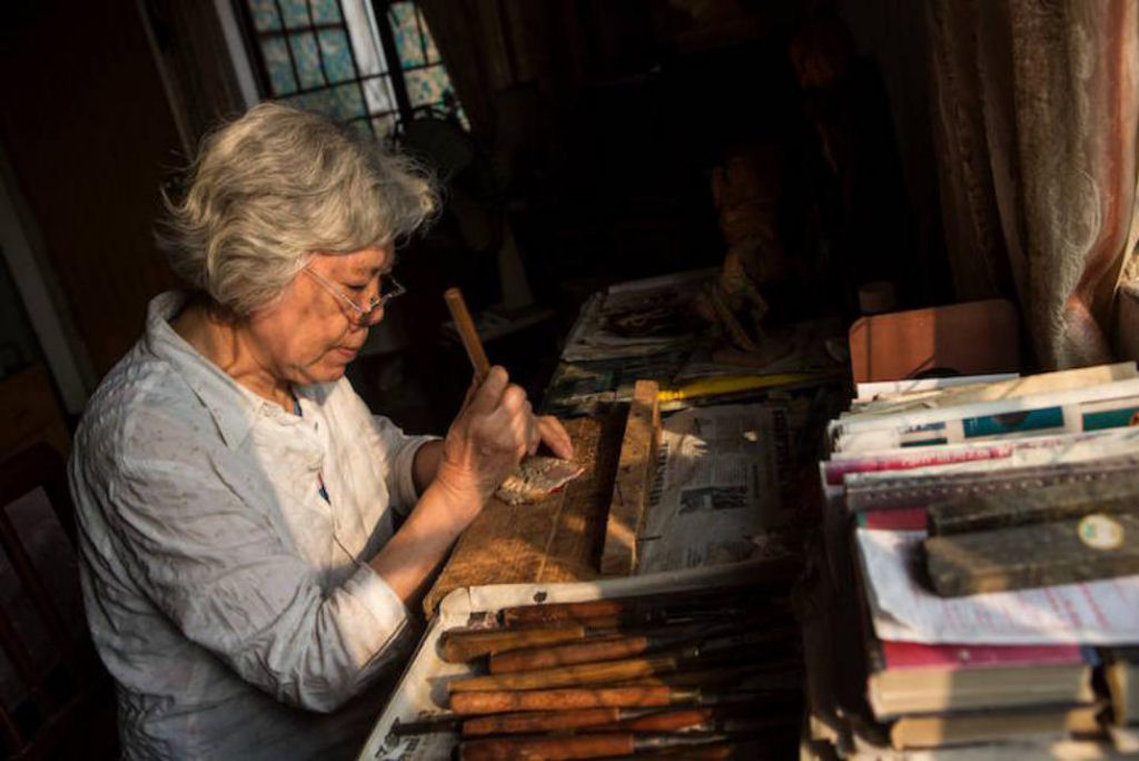 Chinesa de 78 anos usa técnicas antigas na criação de suas esculturas 07
