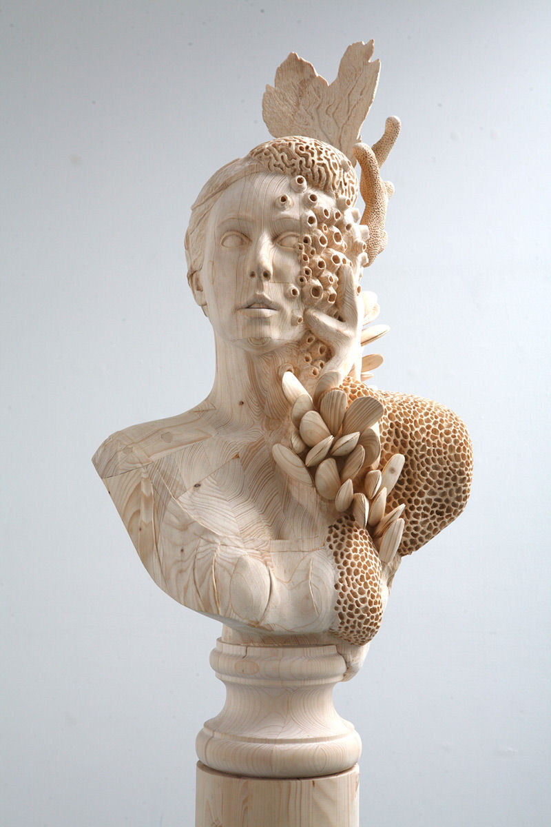 Incríveis esculturas de madeira entalhadas à mão de figuras surreais 01