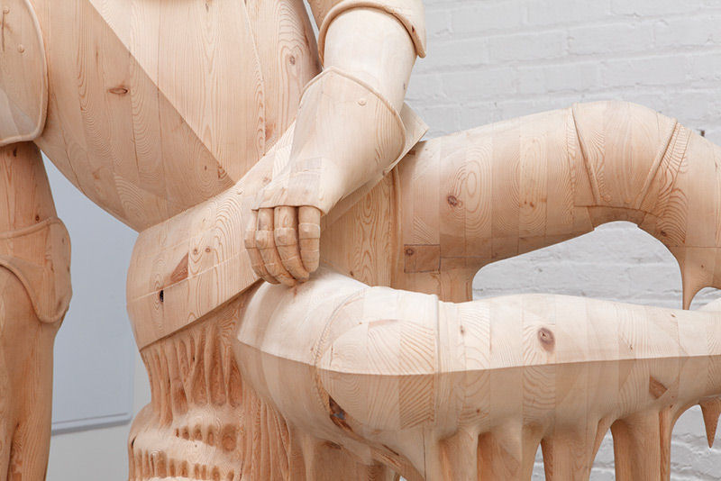 Incríveis esculturas de madeira entalhadas à mão de figuras surreais 06