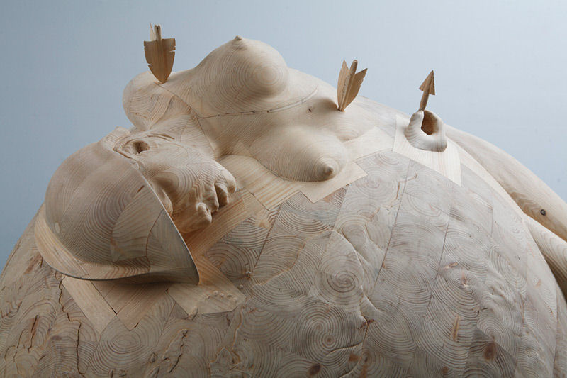 Incríveis esculturas de madeira entalhadas à mão de figuras surreais 07