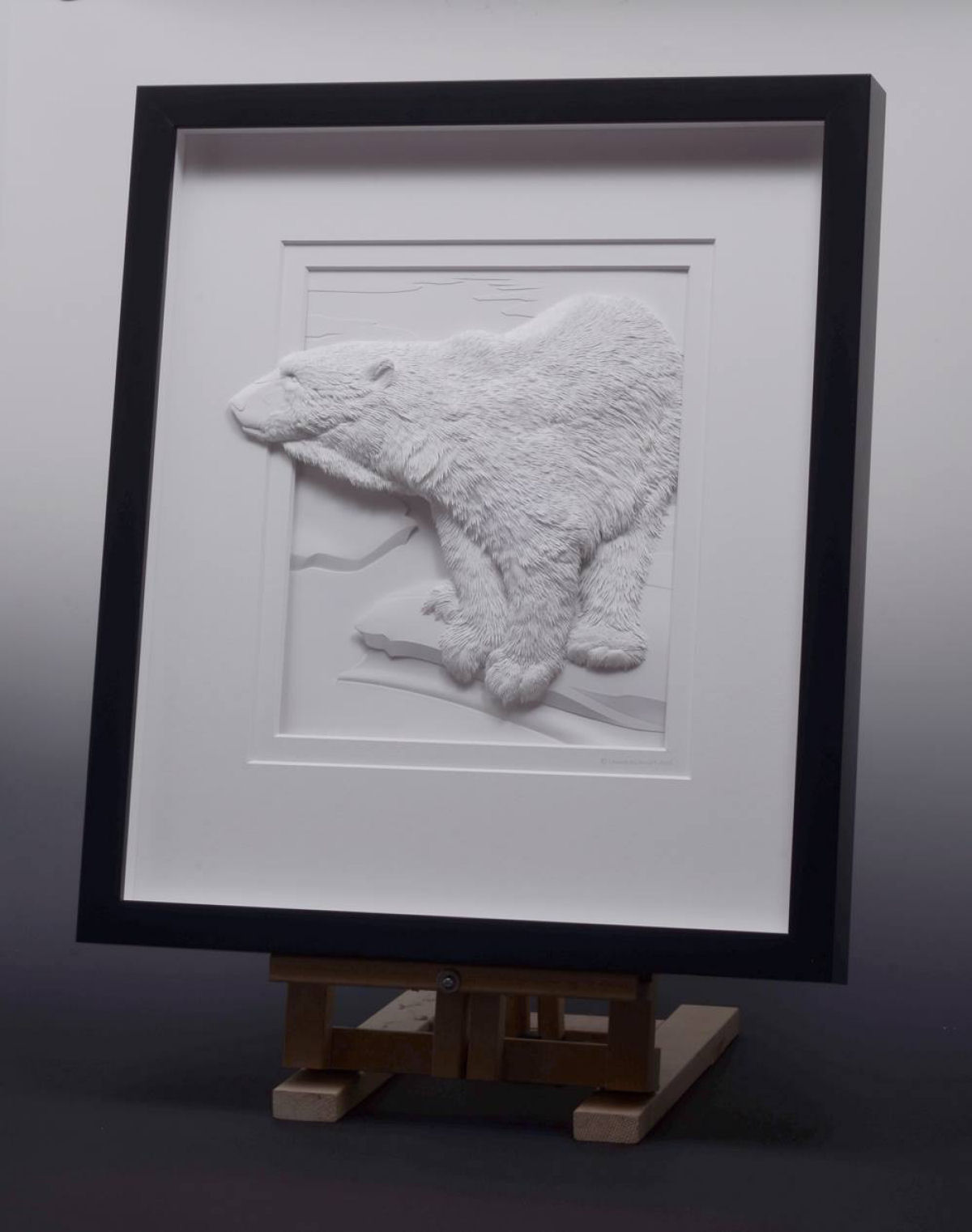 Esculturas animais de papel detalhadas emergem de quadros em alto relevo 05