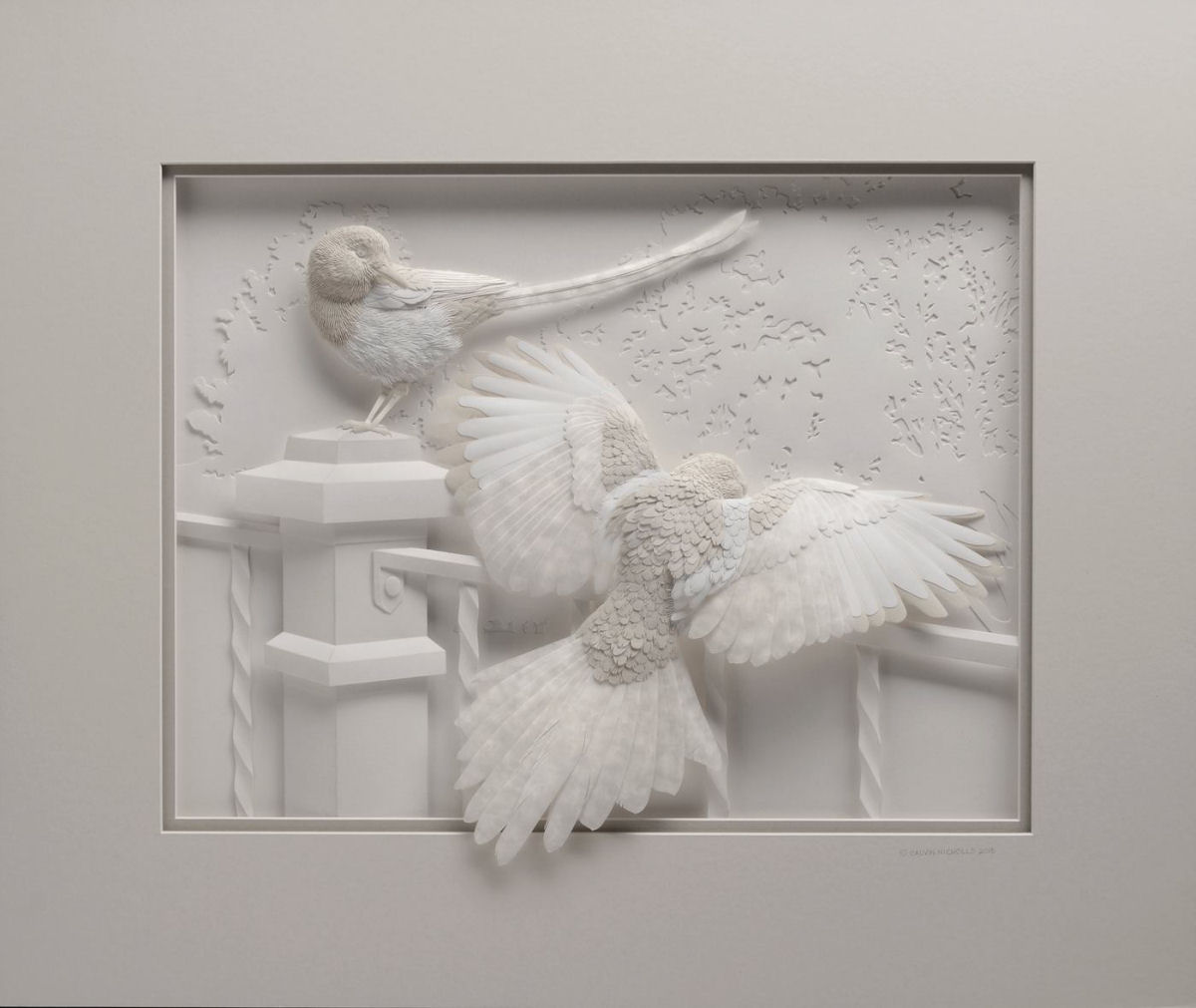 Esculturas animais de papel detalhadas emergem de quadros em alto relevo 06