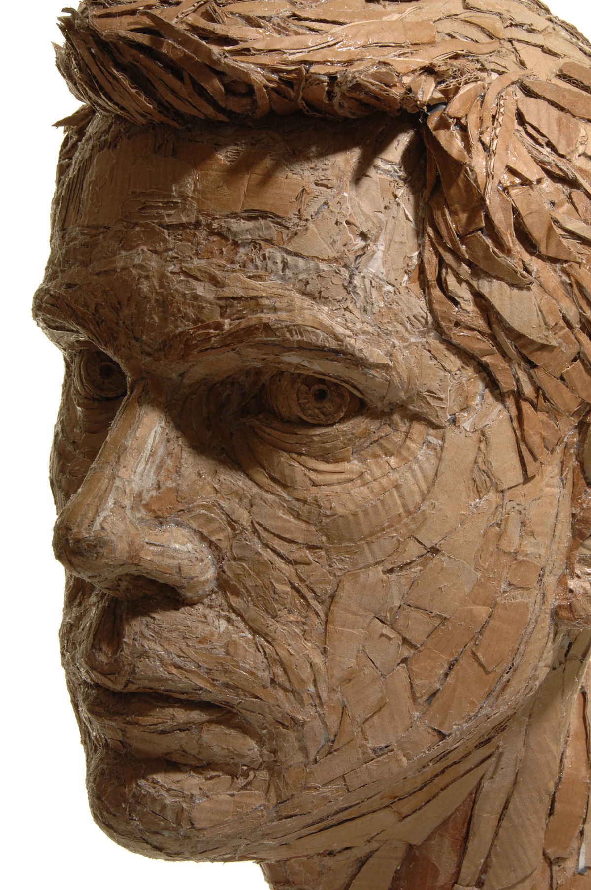 As esculturas figurativas de papelão reciclado de James Lake 03