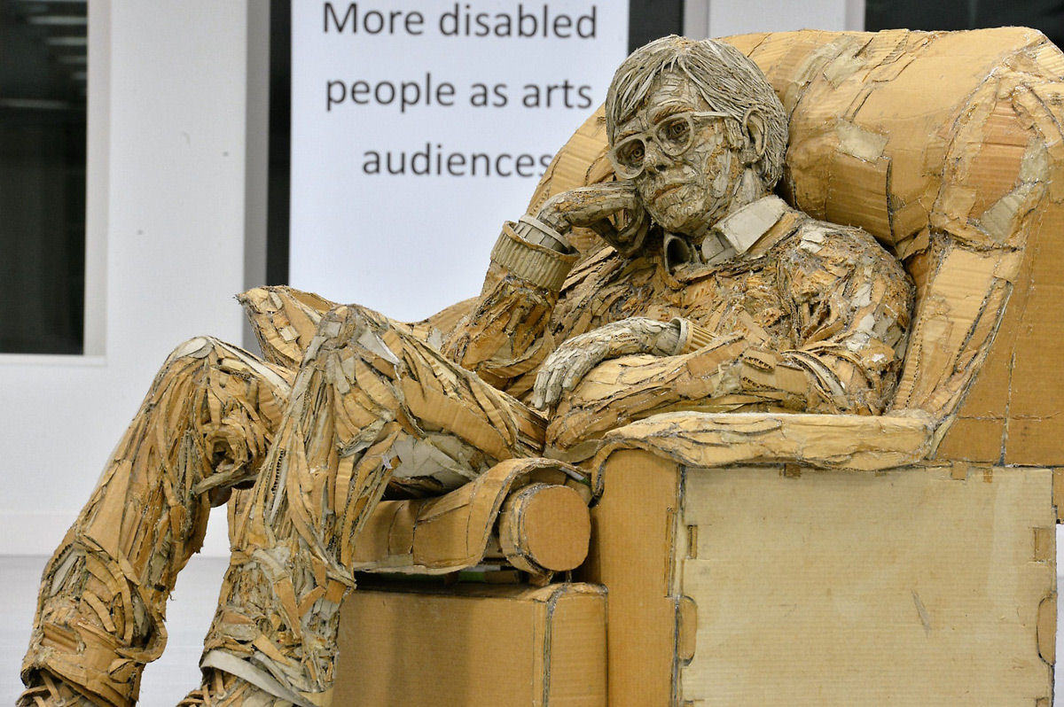 As esculturas figurativas de papelão reciclado de James Lake 06