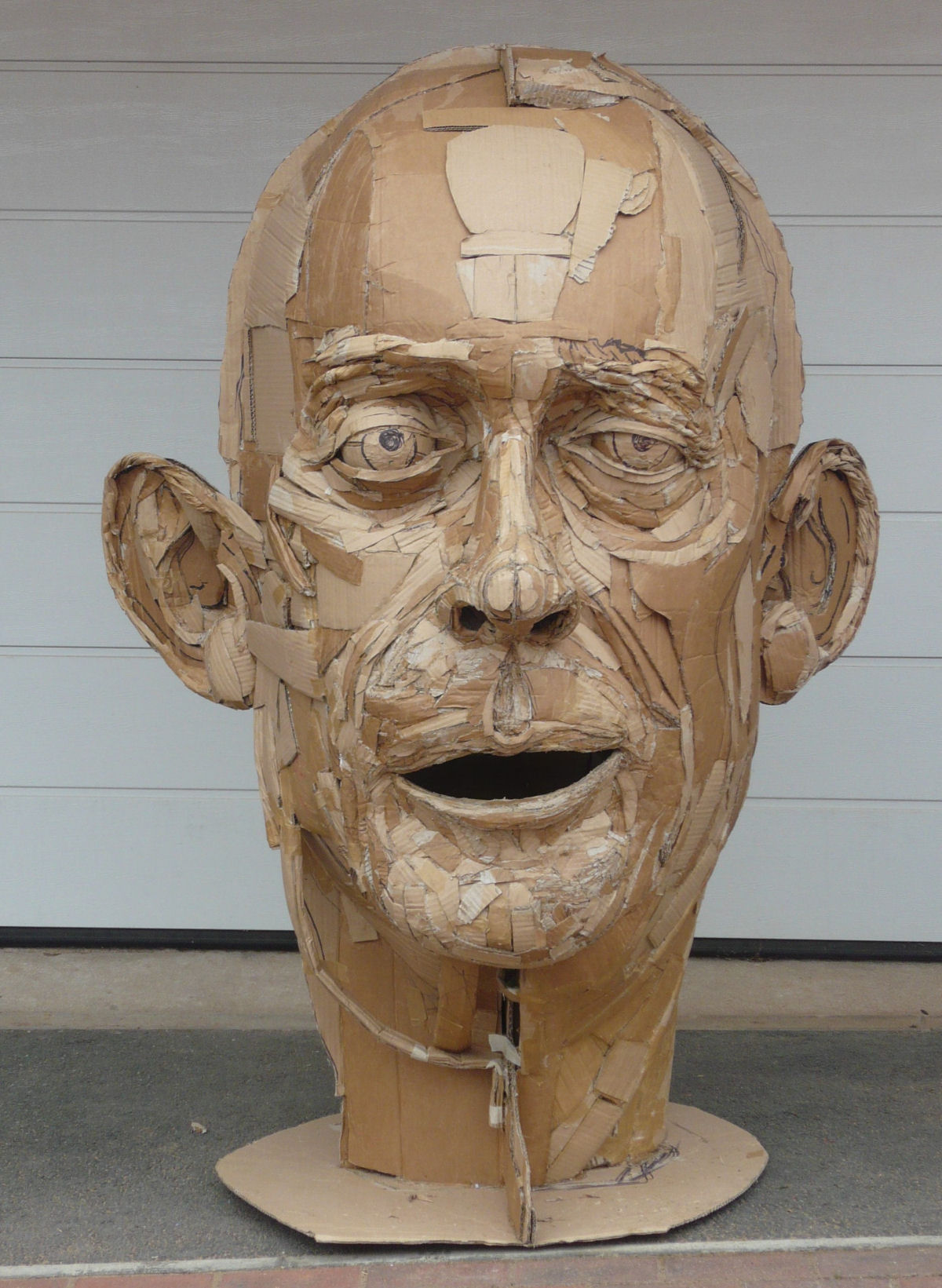As esculturas figurativas de papelão reciclado de James Lake 07