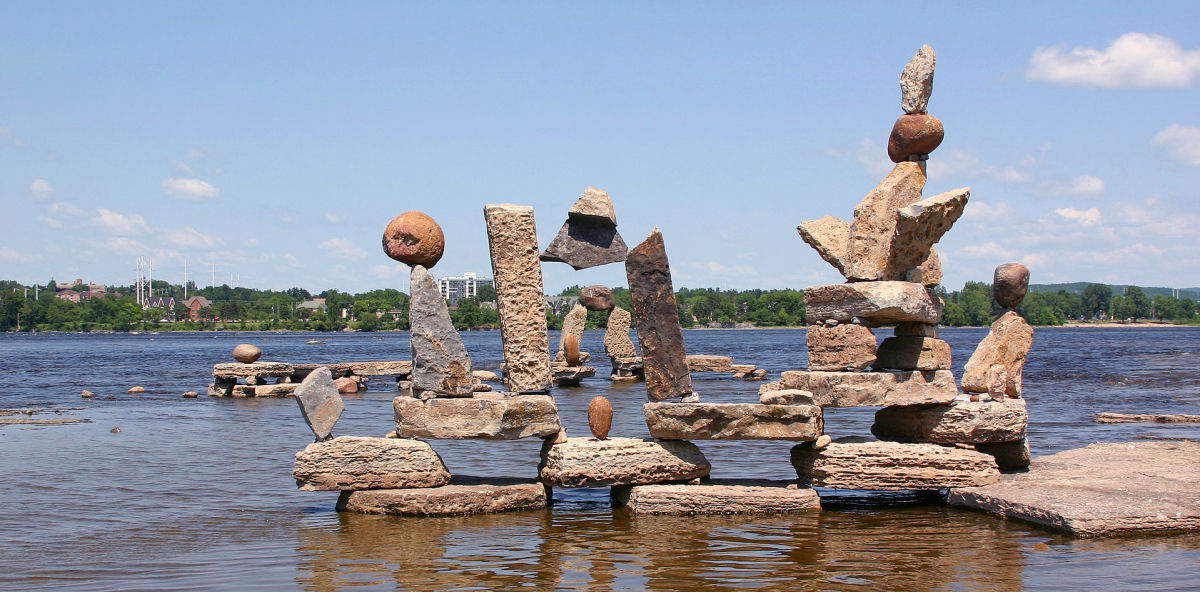 A arte de equilibrar pedras: como os artistas usam materiais simples para fazer esculturas impossíveis na natureza