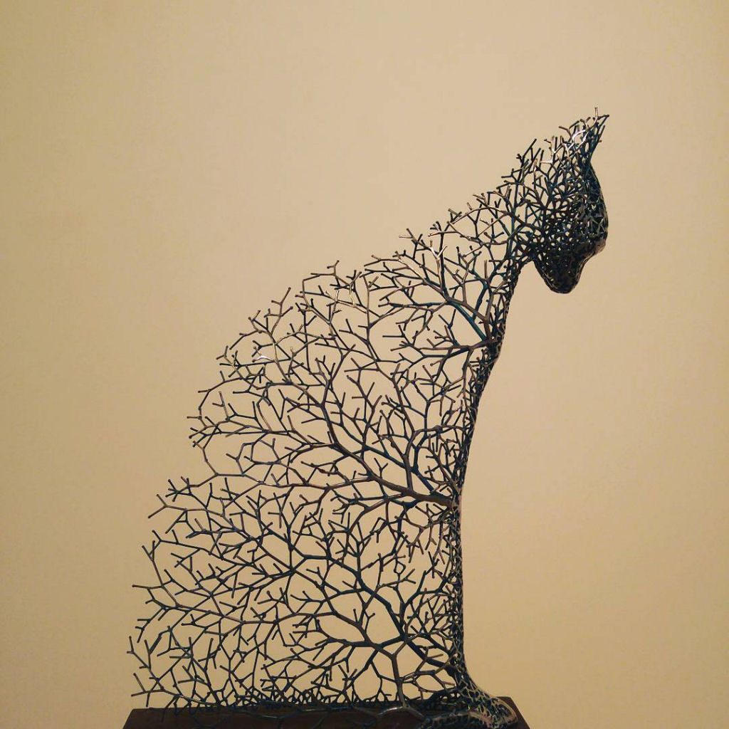 Esculturas de animais ocas construdas a partir de uma rede de ramos metlicos 02