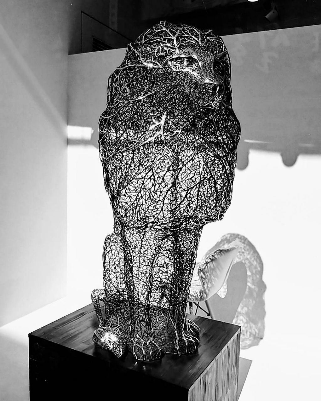 Esculturas de animais ocas construdas a partir de uma rede de ramos metlicos 06