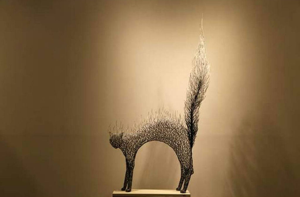 Esculturas de animais ocas construdas a partir de uma rede de ramos metlicos 08