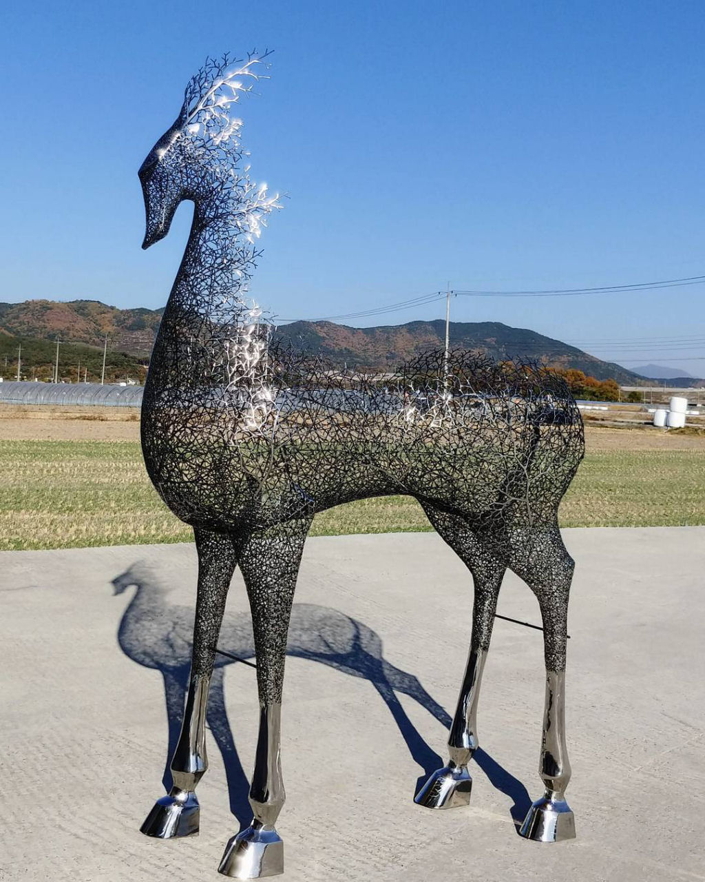 Esculturas de animais ocas construdas a partir de uma rede de ramos metlicos 12
