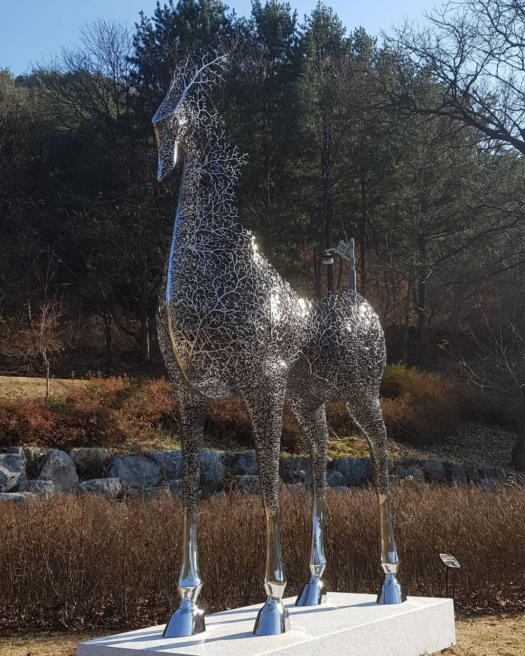Esculturas de animais ocas construdas a partir de uma rede de ramos metlicos 13