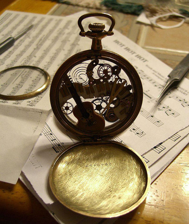 Esculturas steampunk feitas com peças de relógios velhos 18