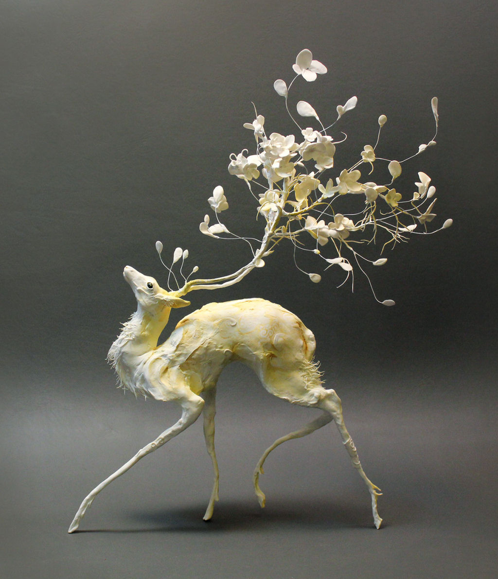 As esculturas surrealistas de Ellen Jewett mesclam plantas e vida animal 01