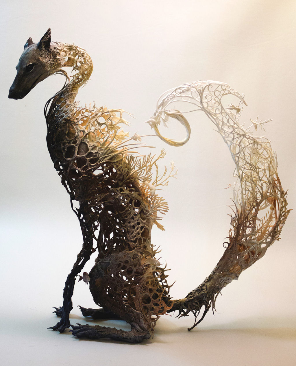 As esculturas surrealistas de Ellen Jewett mesclam plantas e vida animal 02