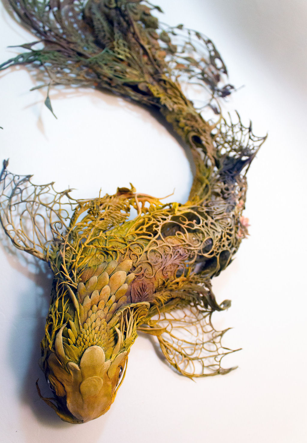 As esculturas surrealistas de Ellen Jewett mesclam plantas e vida animal 04