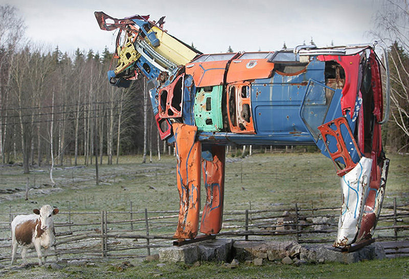 Artista finlandesa utiliza peas de carros velhos para fazer esculturas gigantes de vacas 04