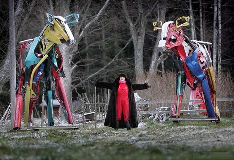 Artista finlandesa utiliza peas de carros velhos para fazer esculturas gigantes de vacas 05
