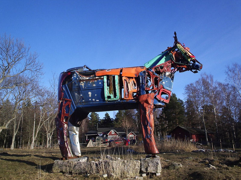 Artista finlandesa utiliza peas de carros velhos para fazer esculturas gigantes de vacas 06