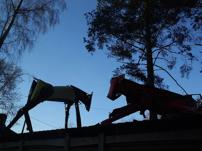 Artista finlandesa utiliza peas de carros velhos para fazer esculturas gigantes de vacas 07