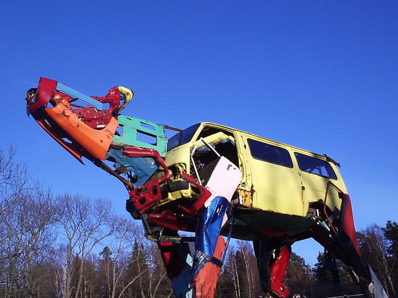 Artista finlandesa utiliza peas de carros velhos para fazer esculturas gigantes de vacas 08